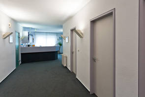 Eingangsbereich unserer freundlichen Orthopädie-Praxis für Kornwestheim & Zuffenhausen